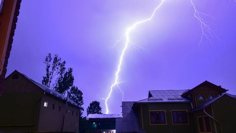 INTERAKTVIINE ÄIKESEKAART ⟩ Vaata reaalajas, kuidas äike Eesti kohal liigub