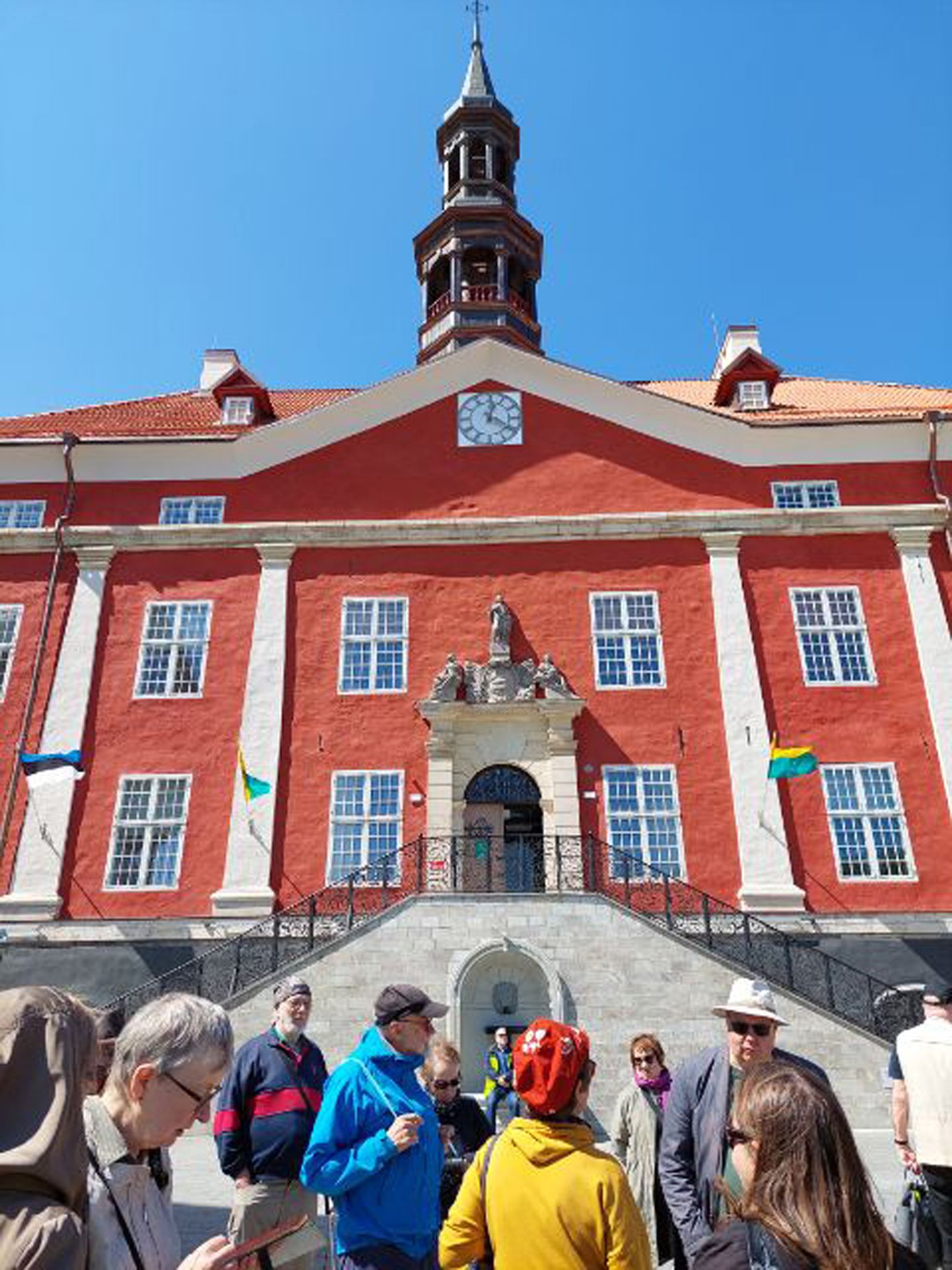Soome Tuglase selts tõi viiskümmend kultuurihuvilist soomlast kuueks päevaks Narva, kus suurt huvi pakkus ka äsja renoveeritud raekoda.
