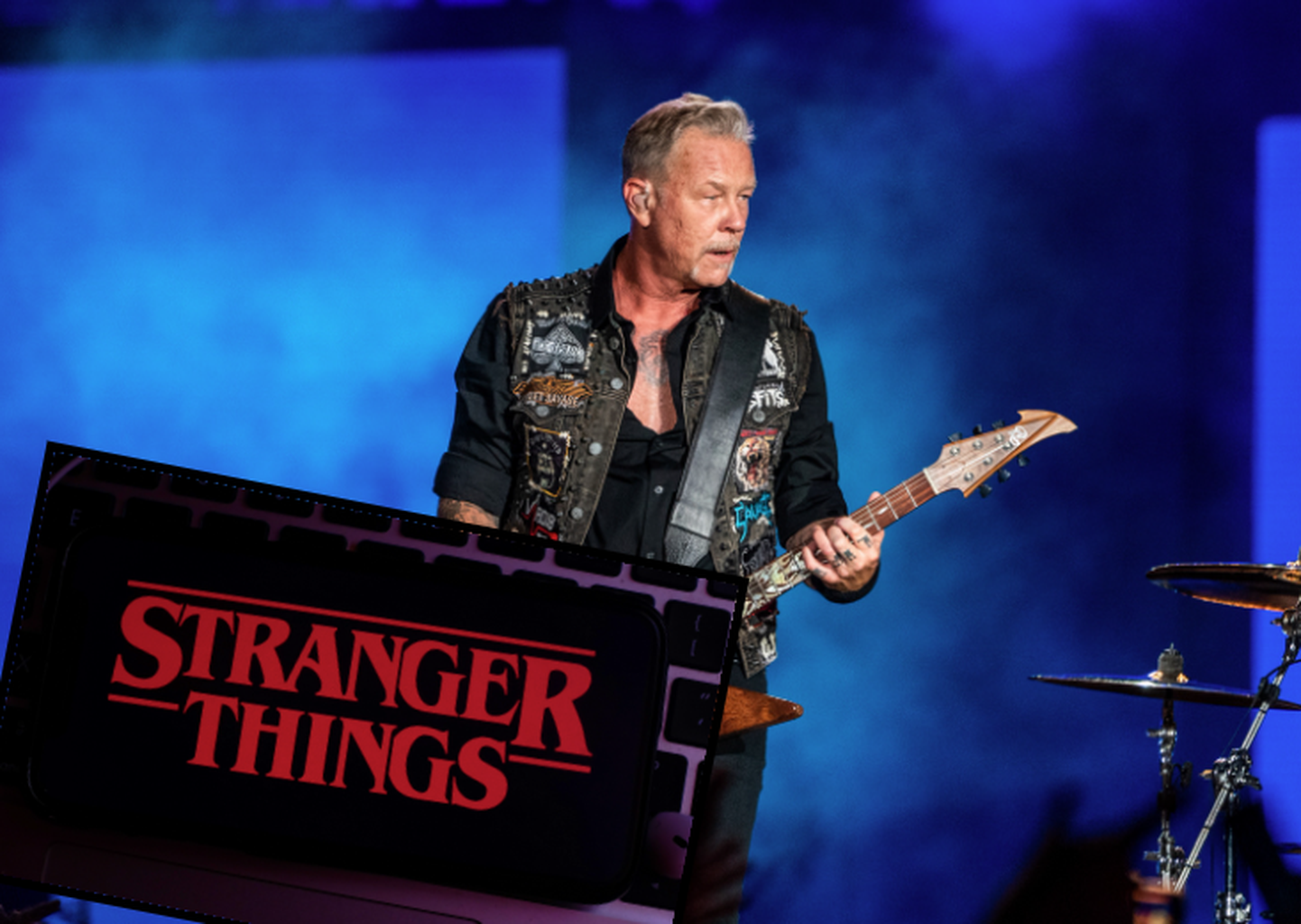 James Hetfield 28. juulil Lollapaloozal esinemas ja «Stranger Things'i» logo.