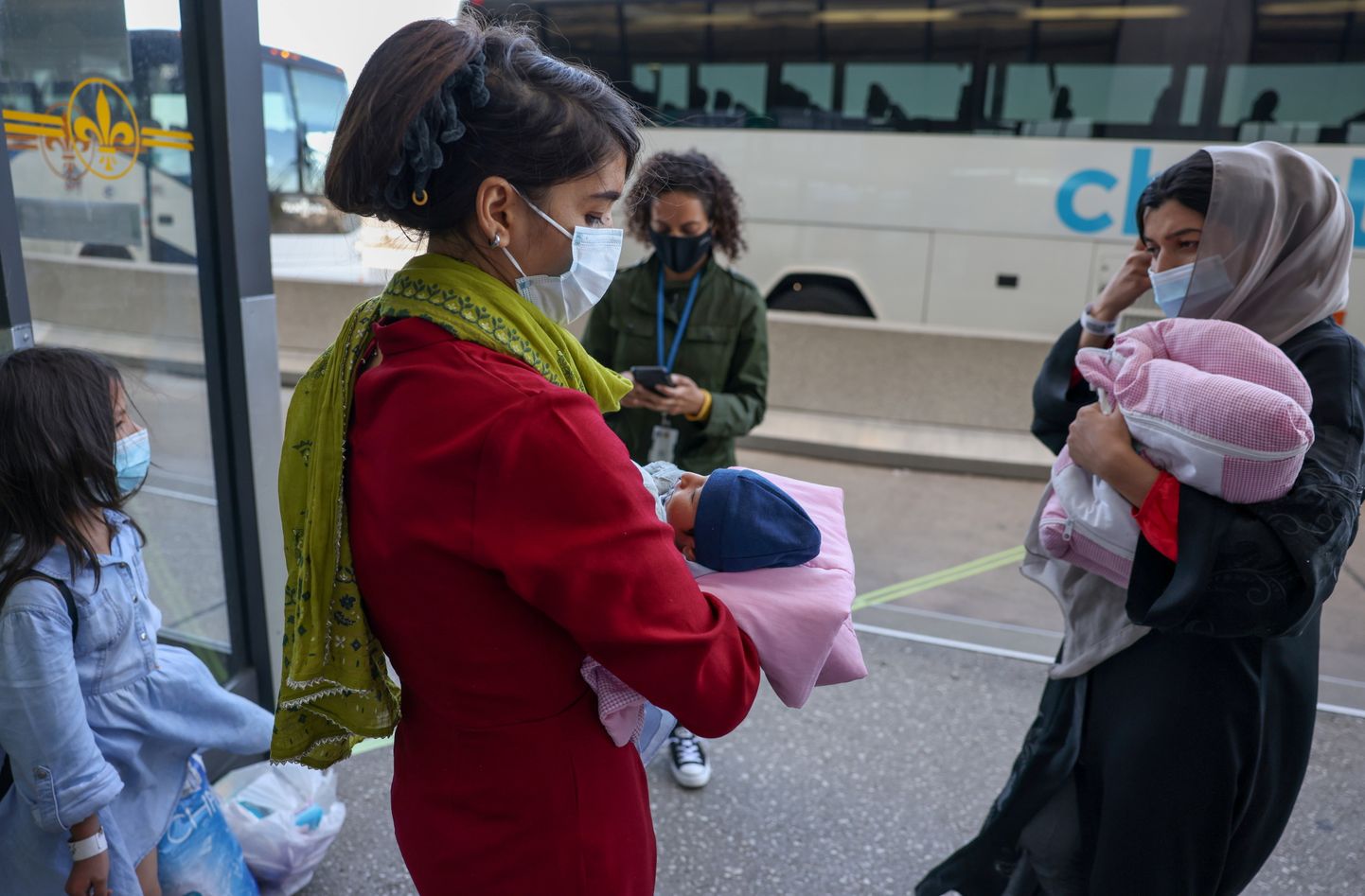 Afganistani põgenik koos kahenädalase lapsega Dullesi rahvusvahelises lennujaamas Virginias.