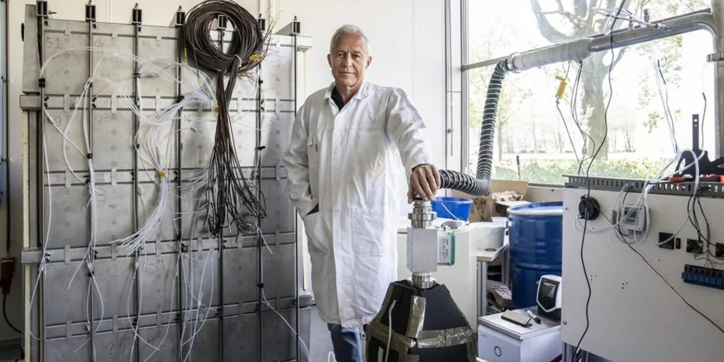 Professor Olaf Adan oma uusima soolapatarei ees, mis suudaks soojaks kütta päris mitu kodu.