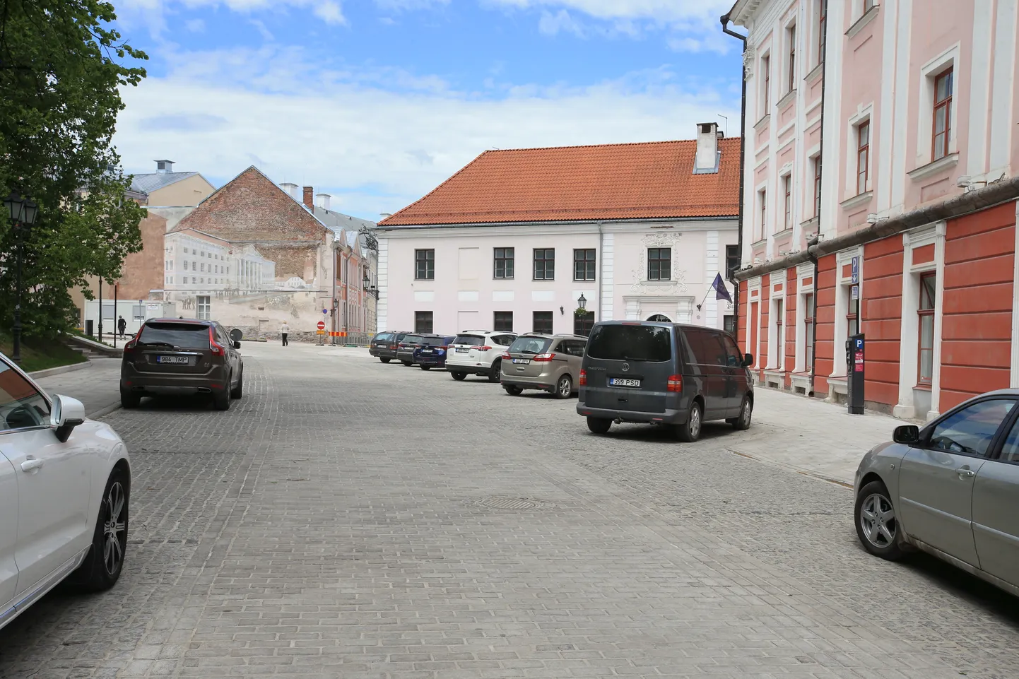 Pildil renoveeritud Ülikooli tänava raekoja tagune lõik.
