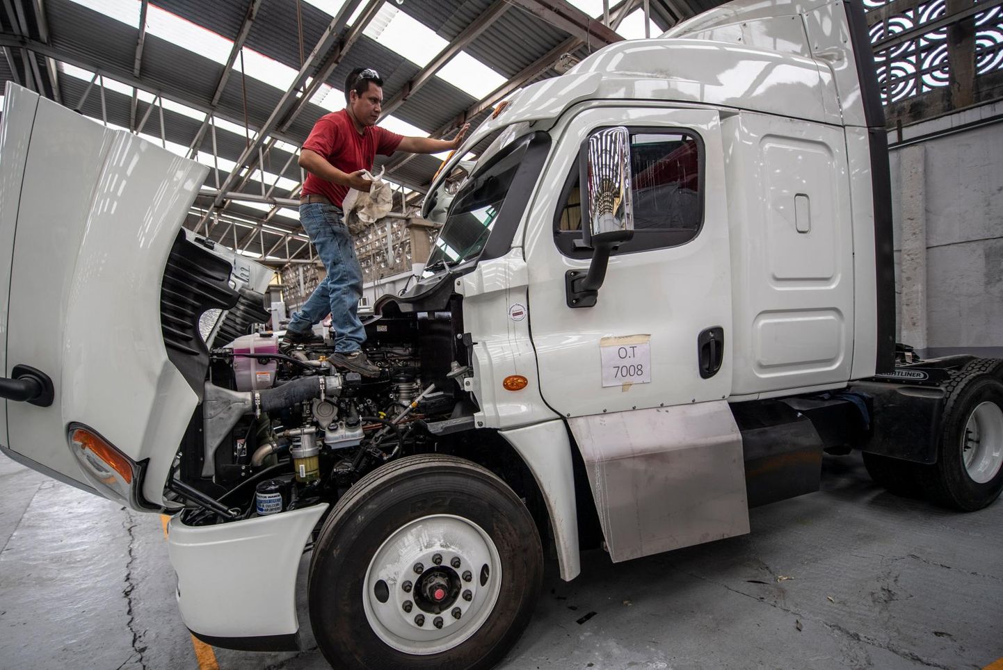 Ettevõtted, mis varem tootsid Mehhikos soomukeid või VIP-autosid, on asunud nüüd valmistama kuulikindlaid veoautosid. Pildil töötaja soomustamas kaubaautot Ecatepeci linnas asuvas tehases. 