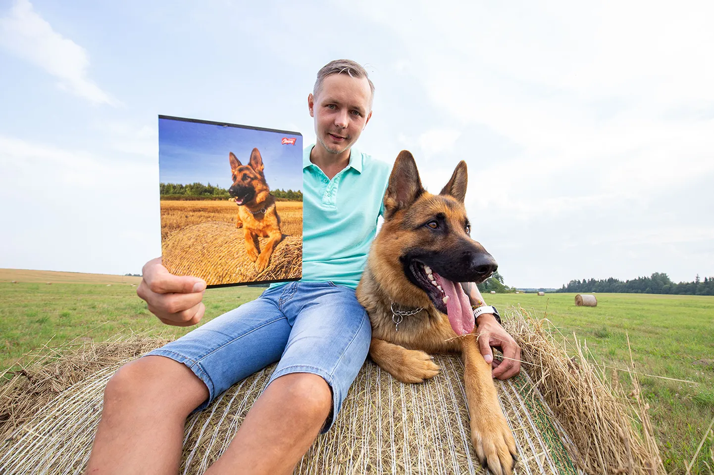 Saksa lambakoer Nicko on sedavõrd kuulekas, et tema peremehel Kaspar Pokil pole mingi kunst kaanefoto sarnast hetke taaslavastada. Üks käsklus ja koer on krapsti tema kõrval põhupallil.