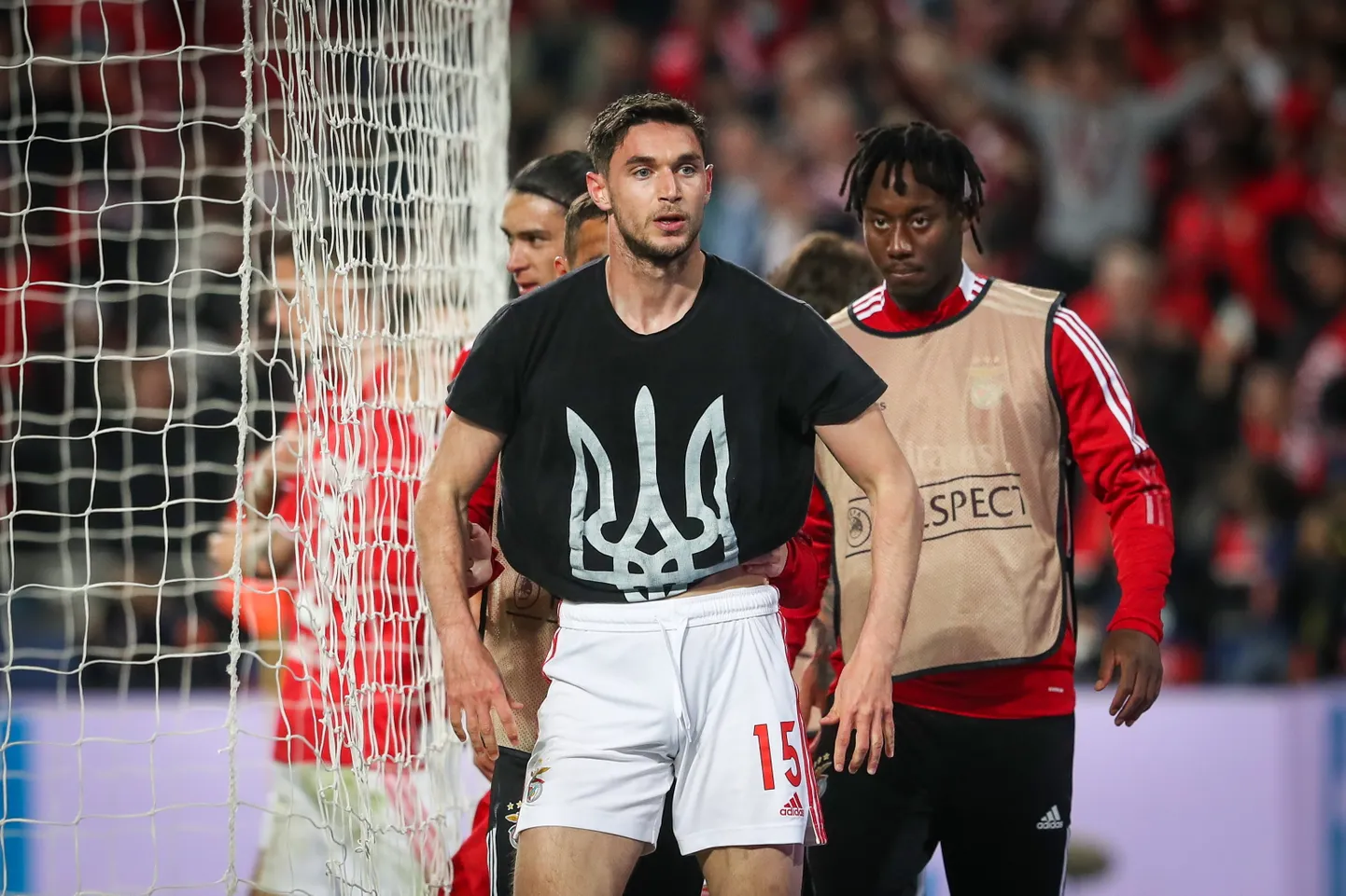 Benfica mängija Roman Jaremtšuk (keskel). pärast Amsterdami Ajaxi vastu löödud 2:2 viigiväravat.