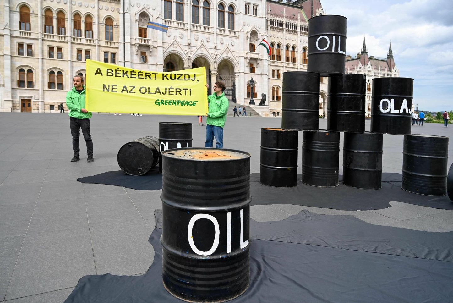 Ungari parlamendi ees on Greenpeace avaldamas
naftatünnidega meelt Ungari valitsuse otsuse vastu blokeerida naftasanktsioonid Venemaa vastu 30. mail. Hiljem
Ungari oma blokeeringust küll loobus, kuid jagelemine on jätkunud esindajate tasemel.