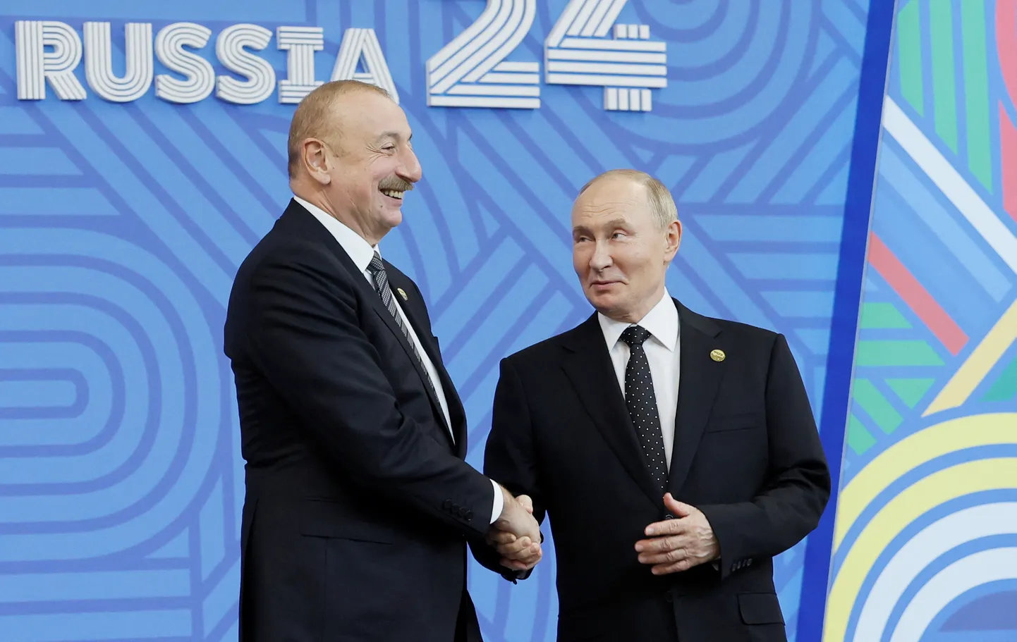 Venemaa režiimi juht Vladimir Putin tervitab Aserbaidžaani presidenti Ilham Alijevit tervitustseremoonial BRICSi tippkohtumisel Venemaal Kaasanis 23. oktoobril 2024.
