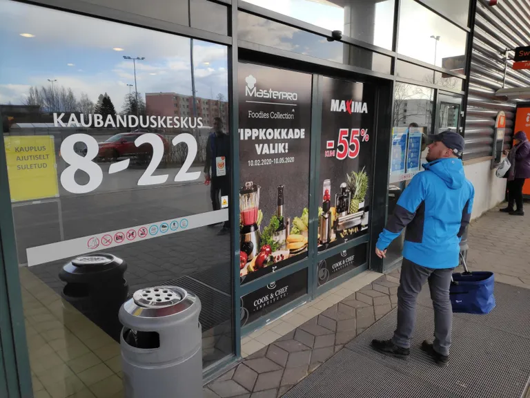 Kaubanduskeskus koos Pärnu Maxima XXX poega sulges külastajatele uksed.