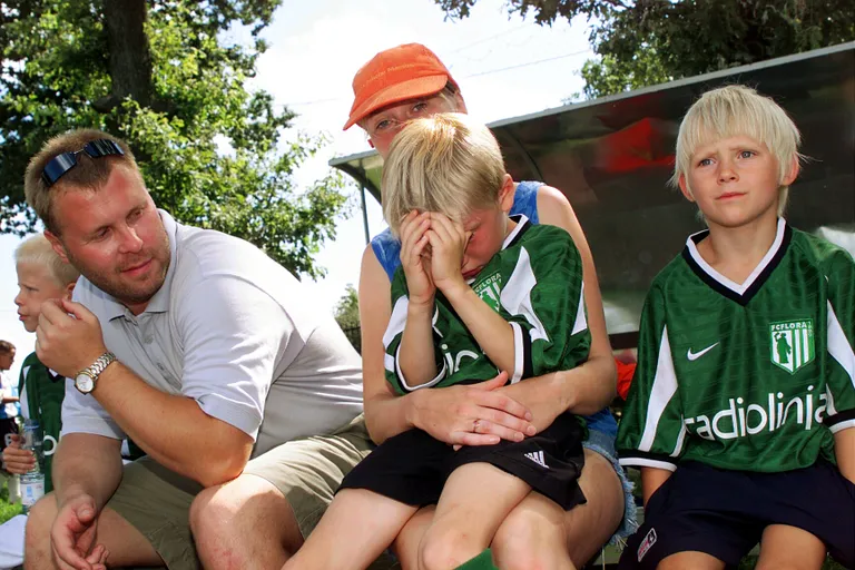 Johannes Erm (paremal) kuulus Tallinna FC Flora Mustamäe meeskonda. Foto pärineb 2003. aastast.
