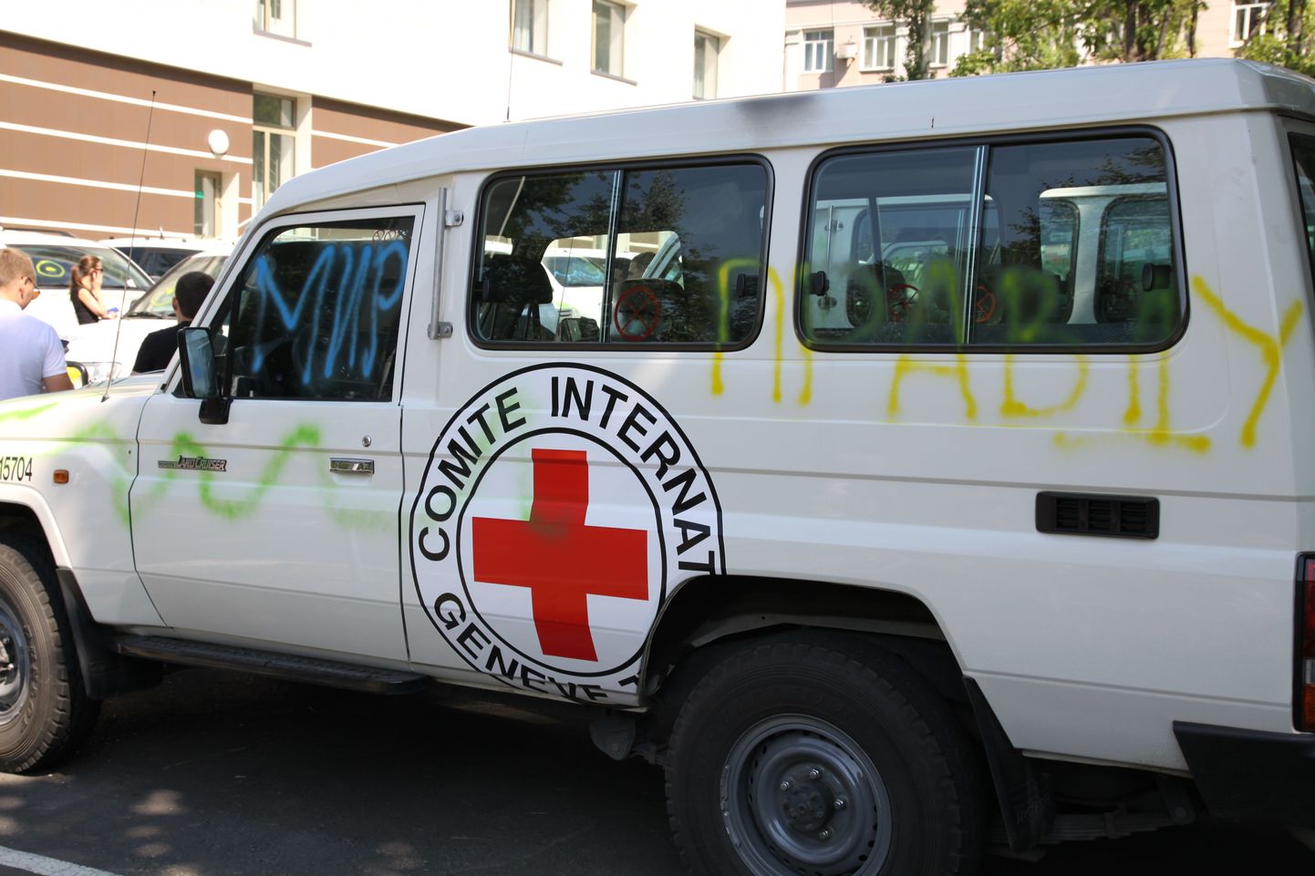 Donetski protestijate poolt soditud Punase Risti auto
