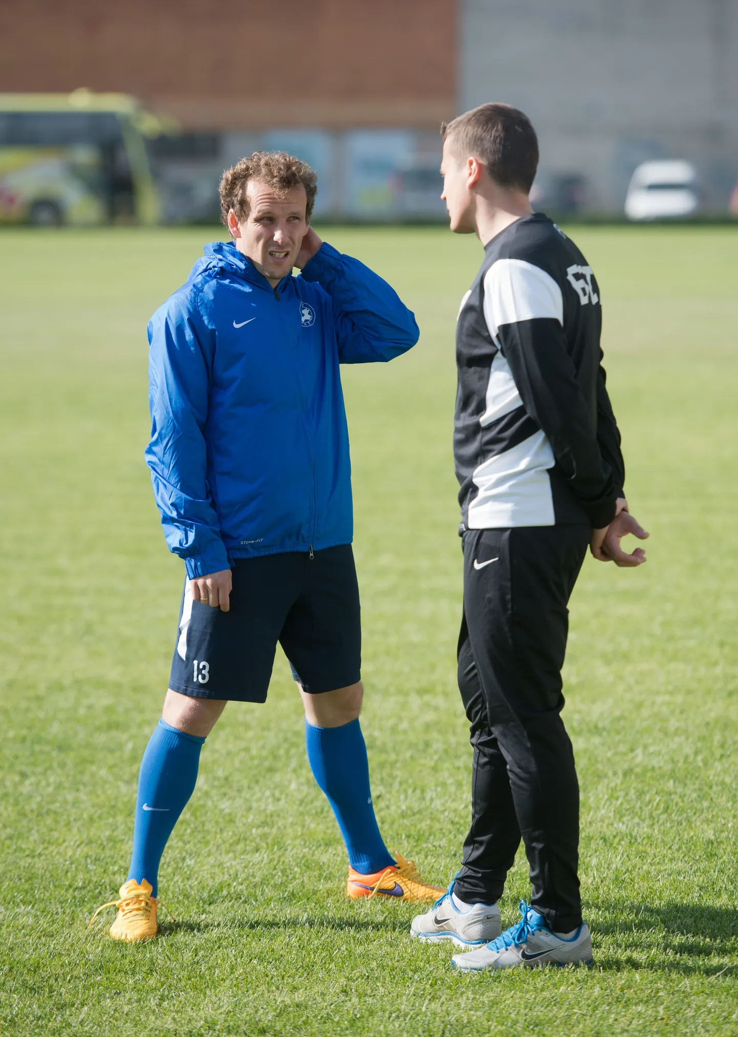 Konstantin Vassiljev (vasakul) vestlemas koondise arsti Kaspar Rõivassepaga.
