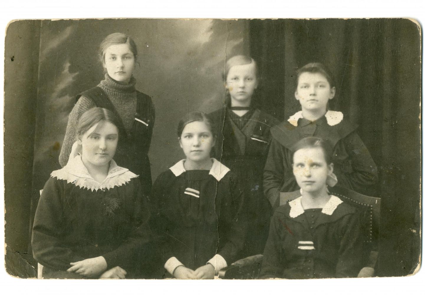 Pärnu koolitüdrukud algatasid 1918. aastal toreda traditsiooni, mida Pärnu muuseum loodab au sees hoida tänapäevalgi.