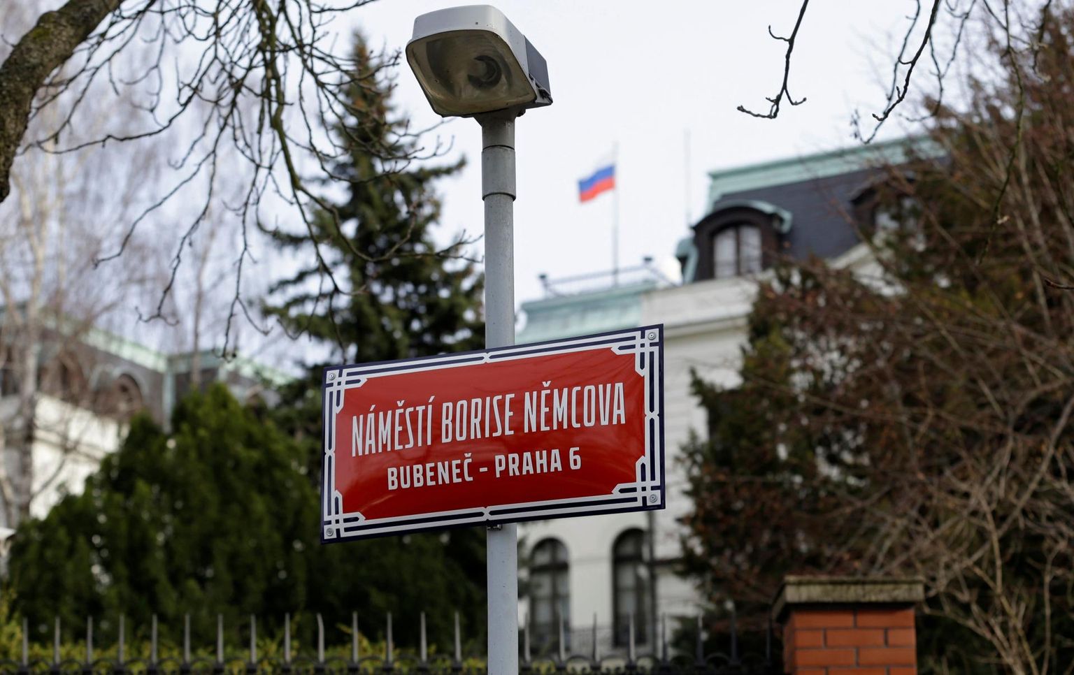 Boriss Nemtsovi väljaku tänavasilt Venemaa saatkonna ees. 