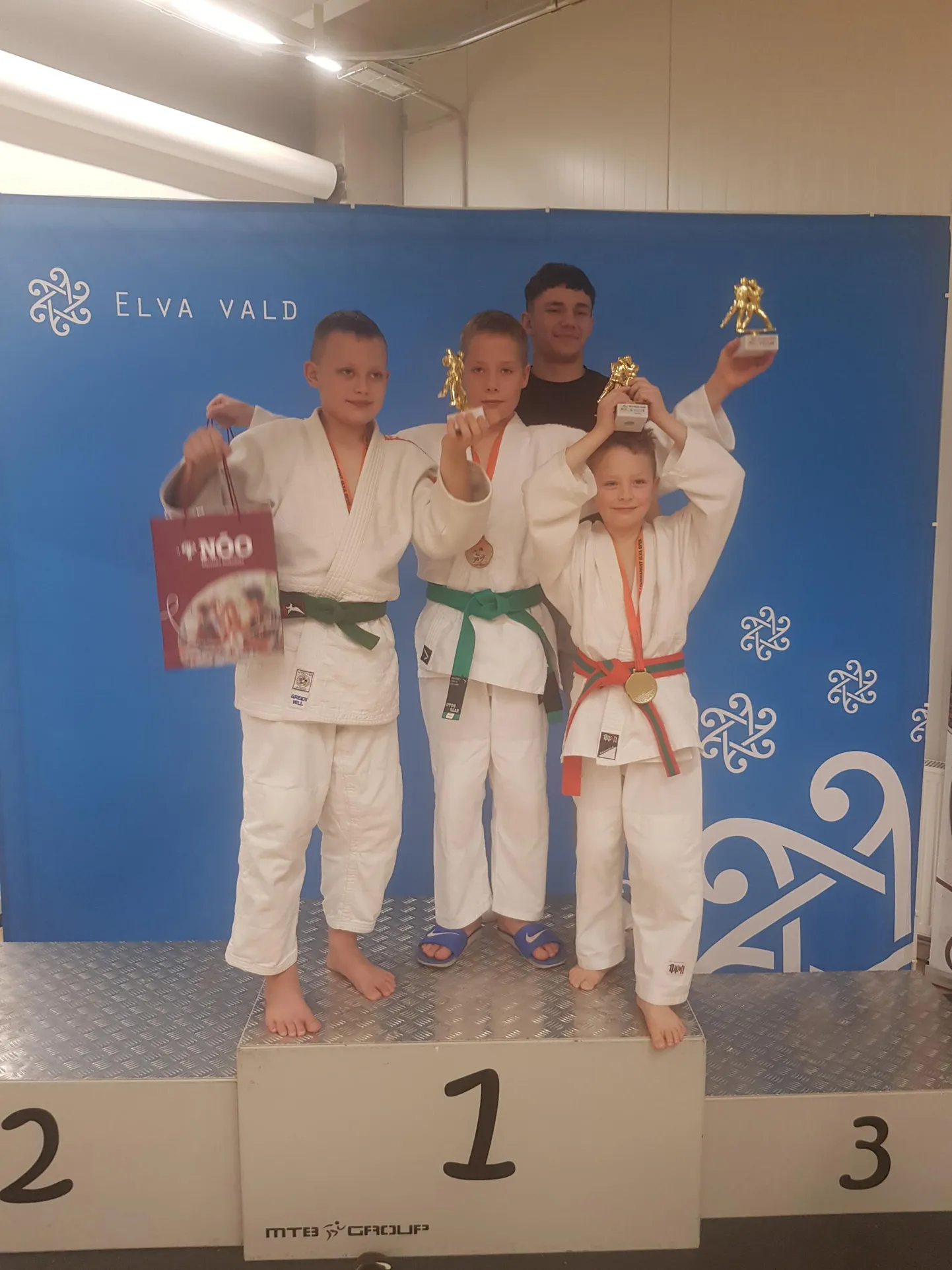 Vasakult Geregor Mändla, Magnus Dreifeldt ja Matvei Mironov, tagaplaanil Christian Kasesalu.