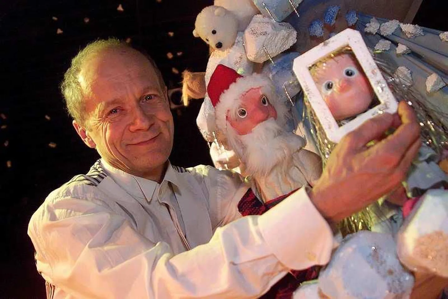 Näitleja Heino Seljamaa nukkudega.