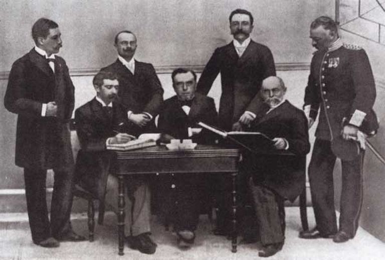 ROK-i liikmed (vasakult paremale): Willibald Gebhardt (Saksamaa), Parun Pierre de Coubertin (Prantsusmaa), Nõunik Jiří Guth (Tšehhi), Demetrius Vikelas (Kreeka), Ferenc Kemény (Ungari), Aleksei Butovski (Venemaa), Kindral Viktor Balck (Rootsi), Ateenas, 1896. aasta 10. aprillil