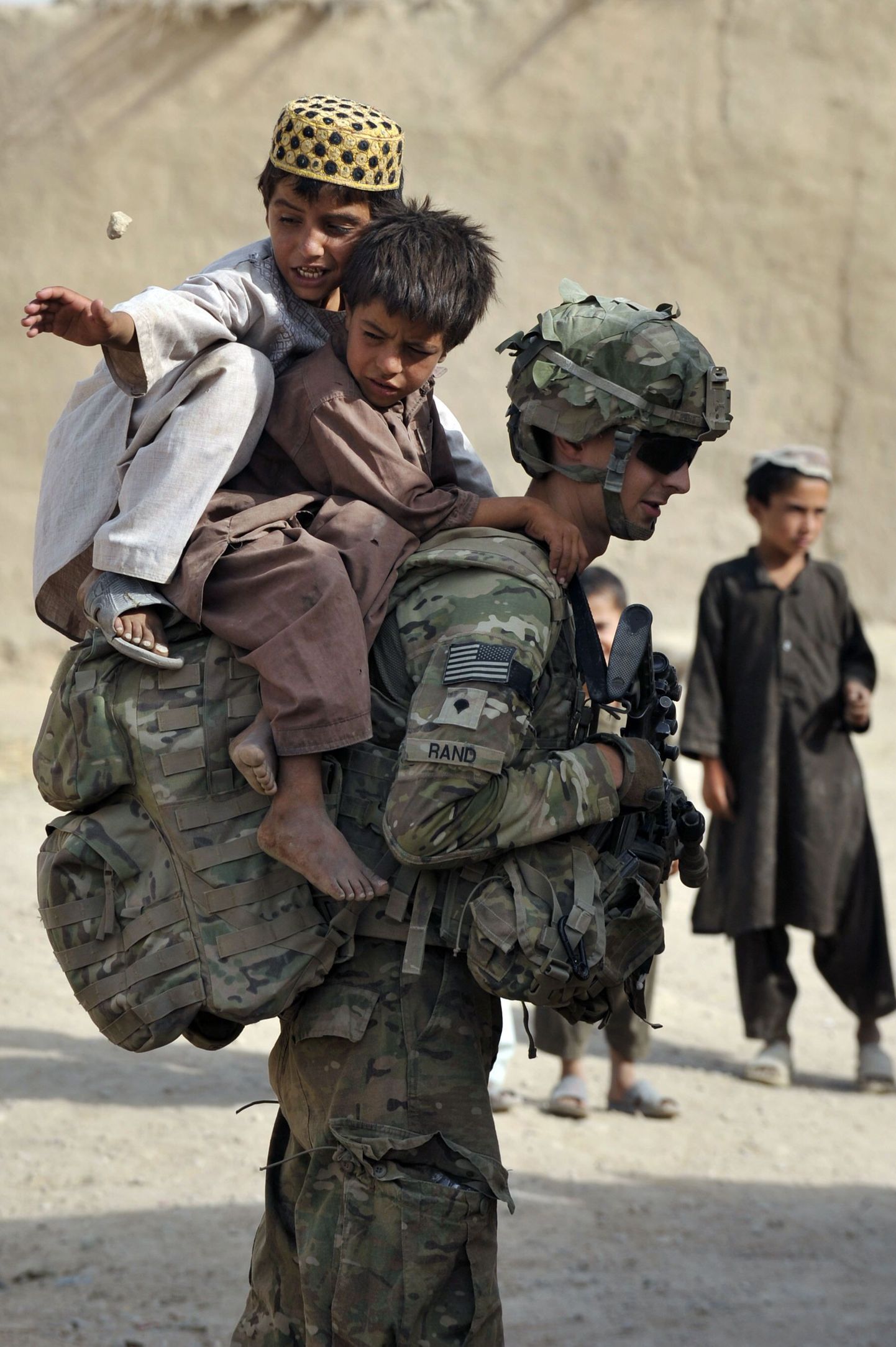 USA sõdur afgaani lastega turjal.