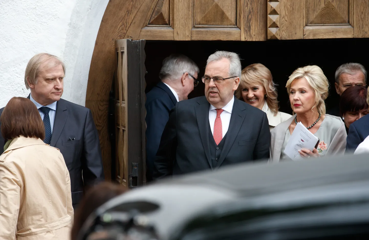 Esiplaanil Väino Kaldoja koos naisega.