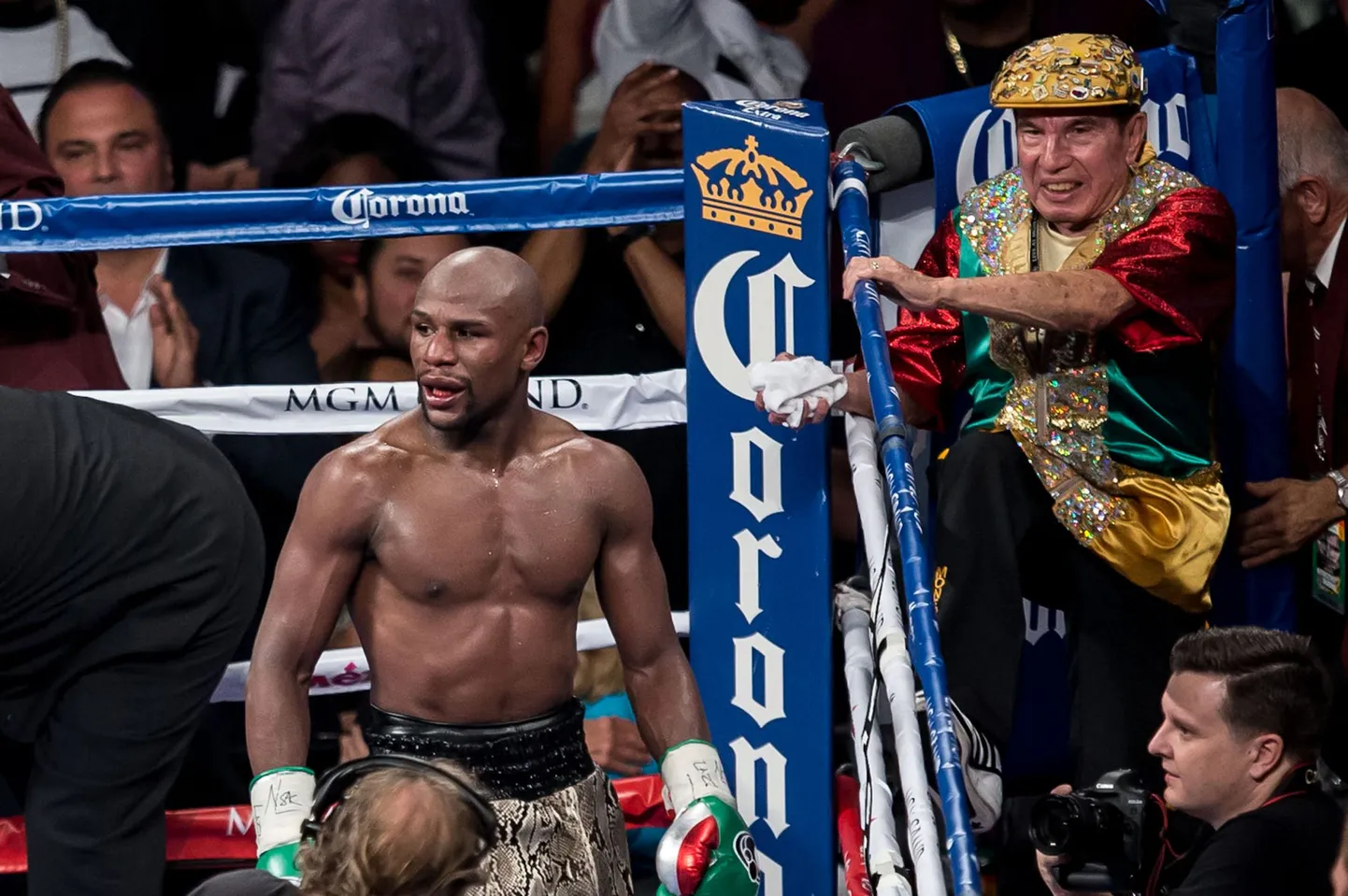 Floyd Mayweather ja alati tema nurgas abiks olnud Rafael Garcia.