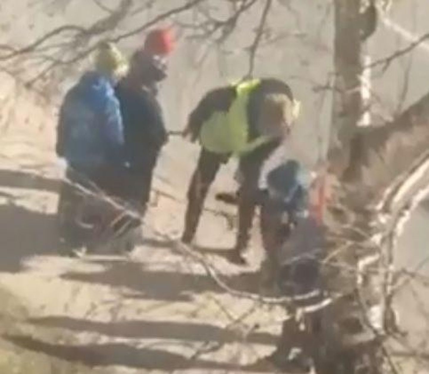 Facebooki grupis Märgatud24 Pärnus avaldati video, milles on näha, kuidas ranna rajoonis lastega jalutav täiskasvanu sakutab üht mudilastest nii jõuliselt, et laps hooga pikali kukub.