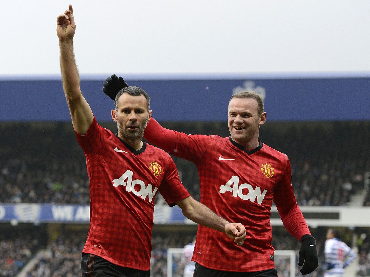 Ryan Giggs (vasakul) koos Wayne Rooney'ga väravat tähistamas.