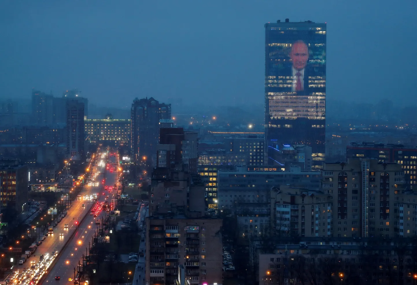 Peterburi kõrghoone hiiglaslik ekraan näitamas 2020. aastal Vladimir Putini pöördumist.