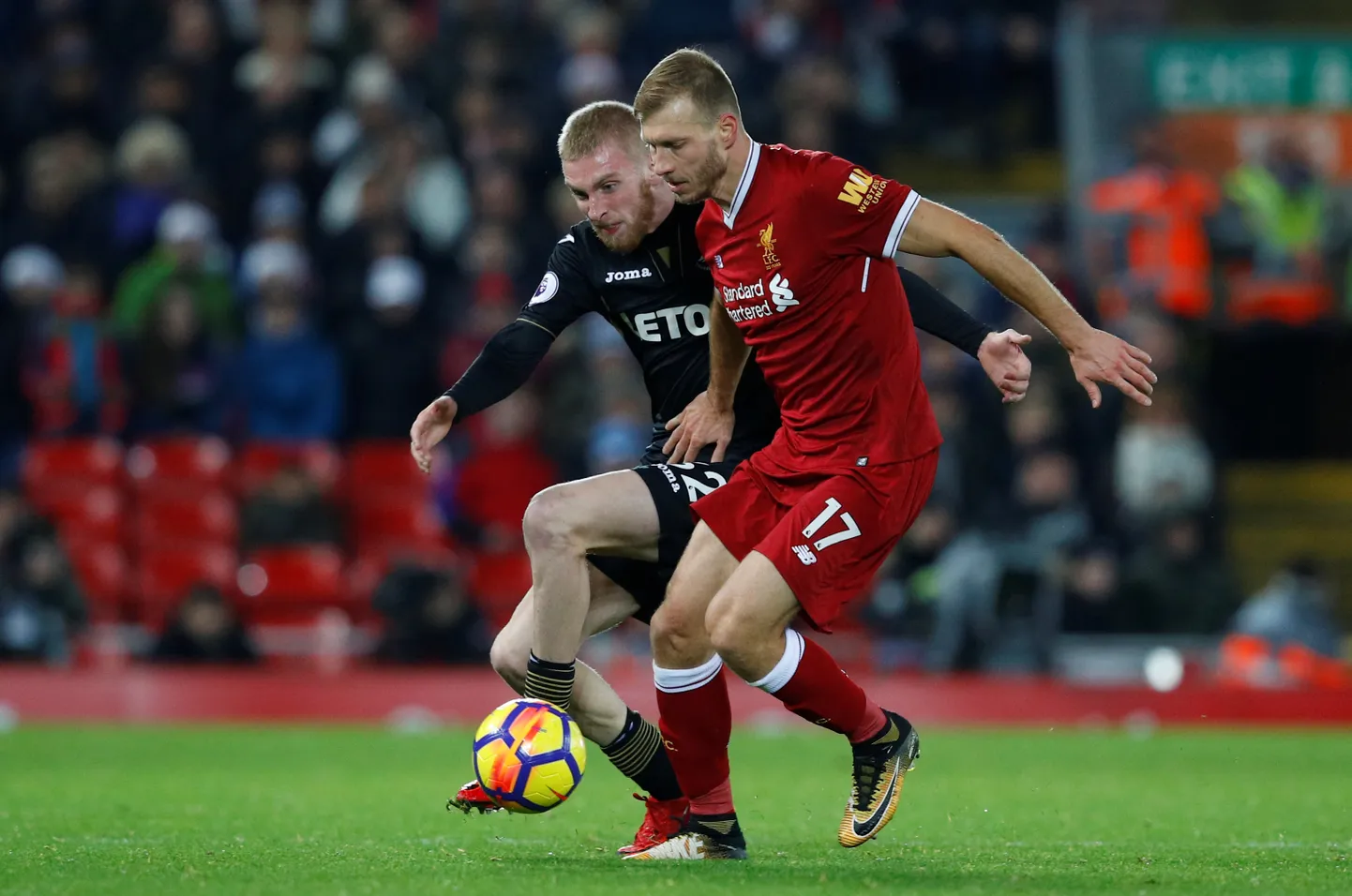 Ragnar Klavan võitleb palli pärast Swansea mängija Oliver McBurniega.