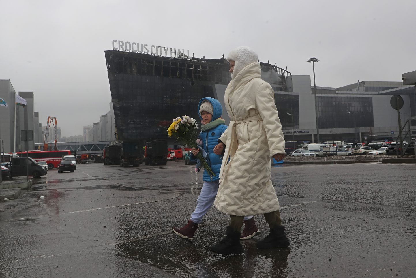 Ema pojaga 24. märtsil Moskvas leina märgiks lilli viimas.