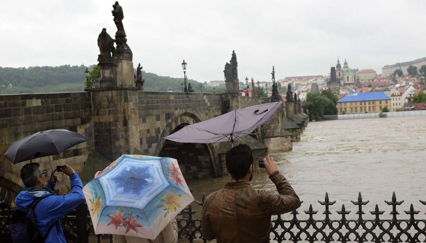 Turistid üleeile Prahas Karli sillal pilte tegemas.