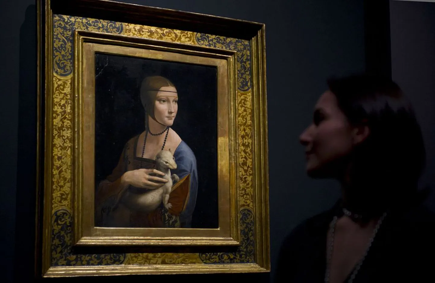 Tallinnas Coca-Cola Plazas näeb Leonardo da Vinci näitust ekskursioon-ülekandena Londoni Rahvusgaleriist. Pildil Leonardo teos «Leedi hermeliiniga» («The Lady with an Ermine»).