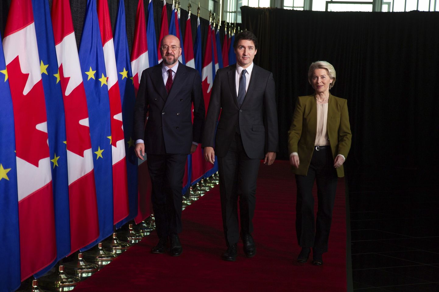 Euroopa Ülemkogu alaline eesistuja Charles Michel, Kanada peaminister Justin Trudeau ja Euroopa Komisjoni president Ursula von der Leyen tippkohtumisel Kanadas.