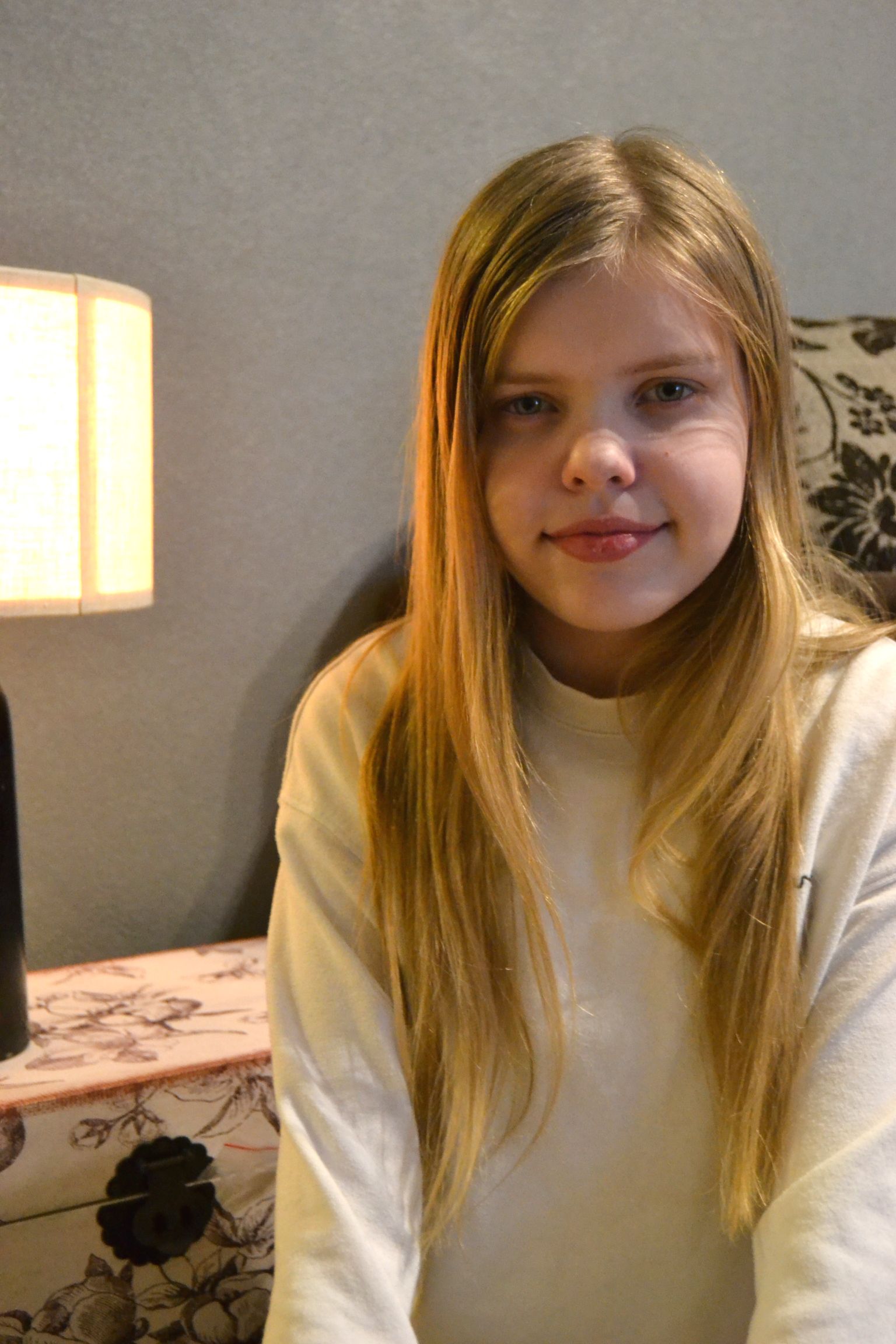 Toila gümnaasium ja Toila valla noorte volikogu otsustasid Tartu ülikooli kliinikumi lastefondile appi tulla, et rasket pärilikku haigust põdev Nora-Liisa saaks ravi jätkata.