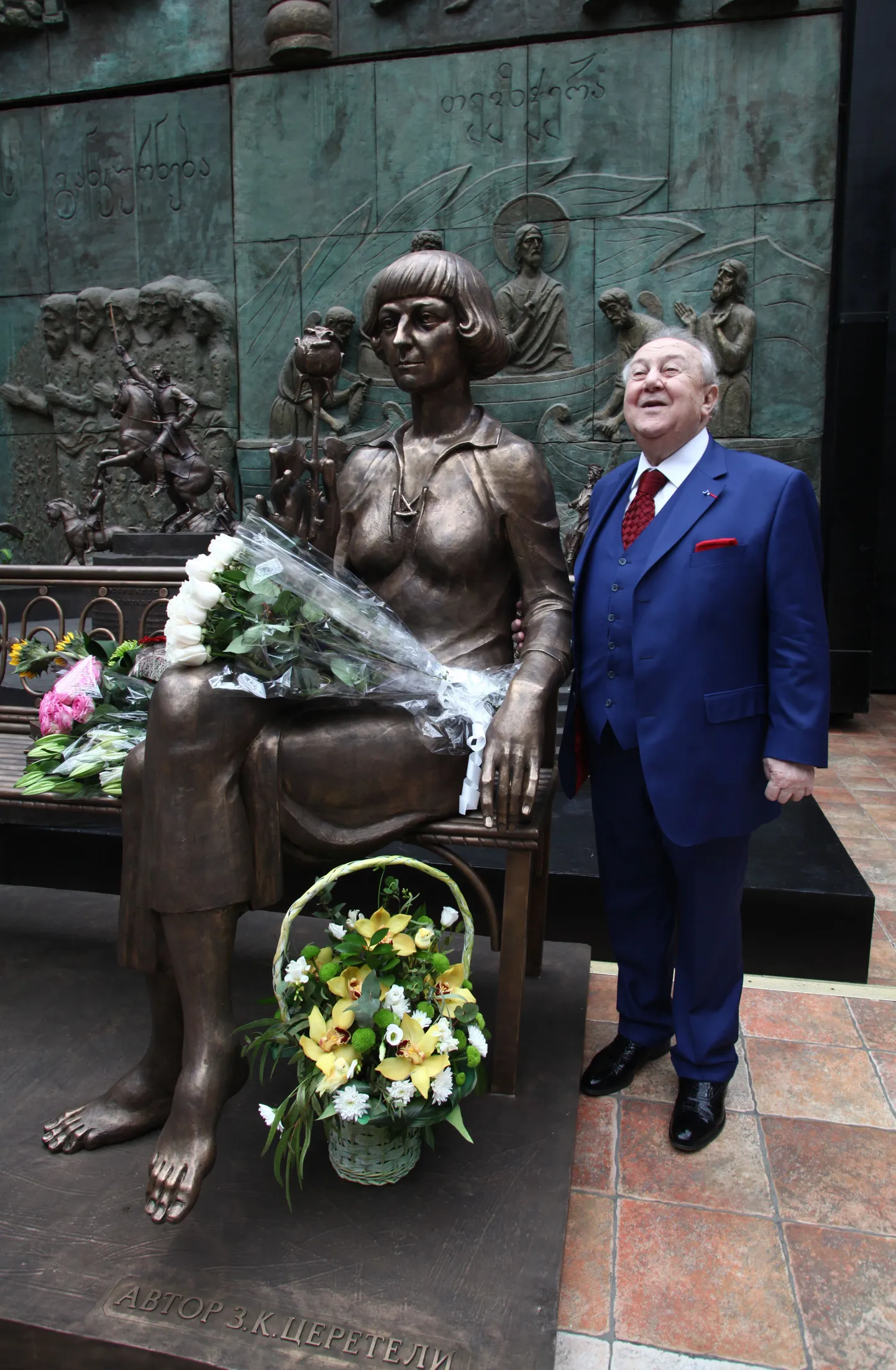Скульптор Зураб Церетели на открытии созданного им памятника поэтессе Марине Цветаевой.