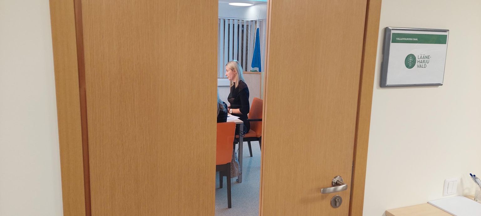Lääne-Harju volikogu esimees Külli Tammur (Eesti 200) teisipäeva õhtul Paldiskis istungisaalis, kui oli ajakirjaniku ukse taha visanud.