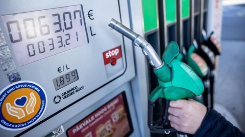 На мировых рынках упали цены на бензин: ждать ли изменений в Эстонии?