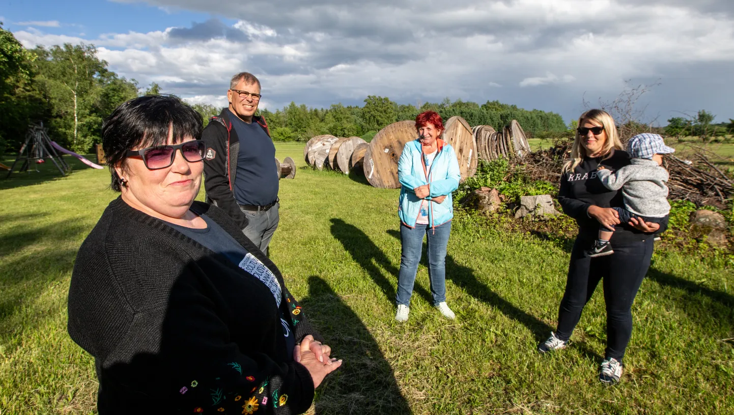 Krabuli küla fenomen on inimeste hea läbisaamine, kinnitavad Kersti Tammesaar (vasakult), Enn Juuse, Tiina Volt ja Kersti Juuse.