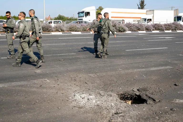 Iisraeli piirivalve inspekteerimas Ashdodi linna juures Gaza raketitulest maanteesse tekkinud auku.