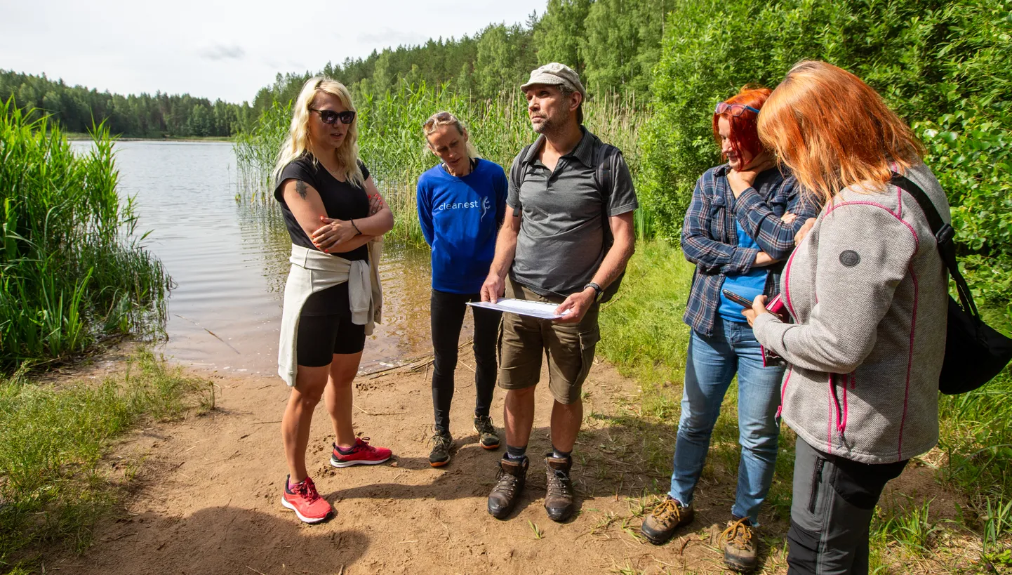 Kurtna järvede ja Vasevare veehaarde projektiga tegelejad käisid teisipäeval Martiska järve ääres aru pidamas. Vasakul projektijuht Maarja Küttä, keskel hüdrogeoloog Argo Jõeleht.