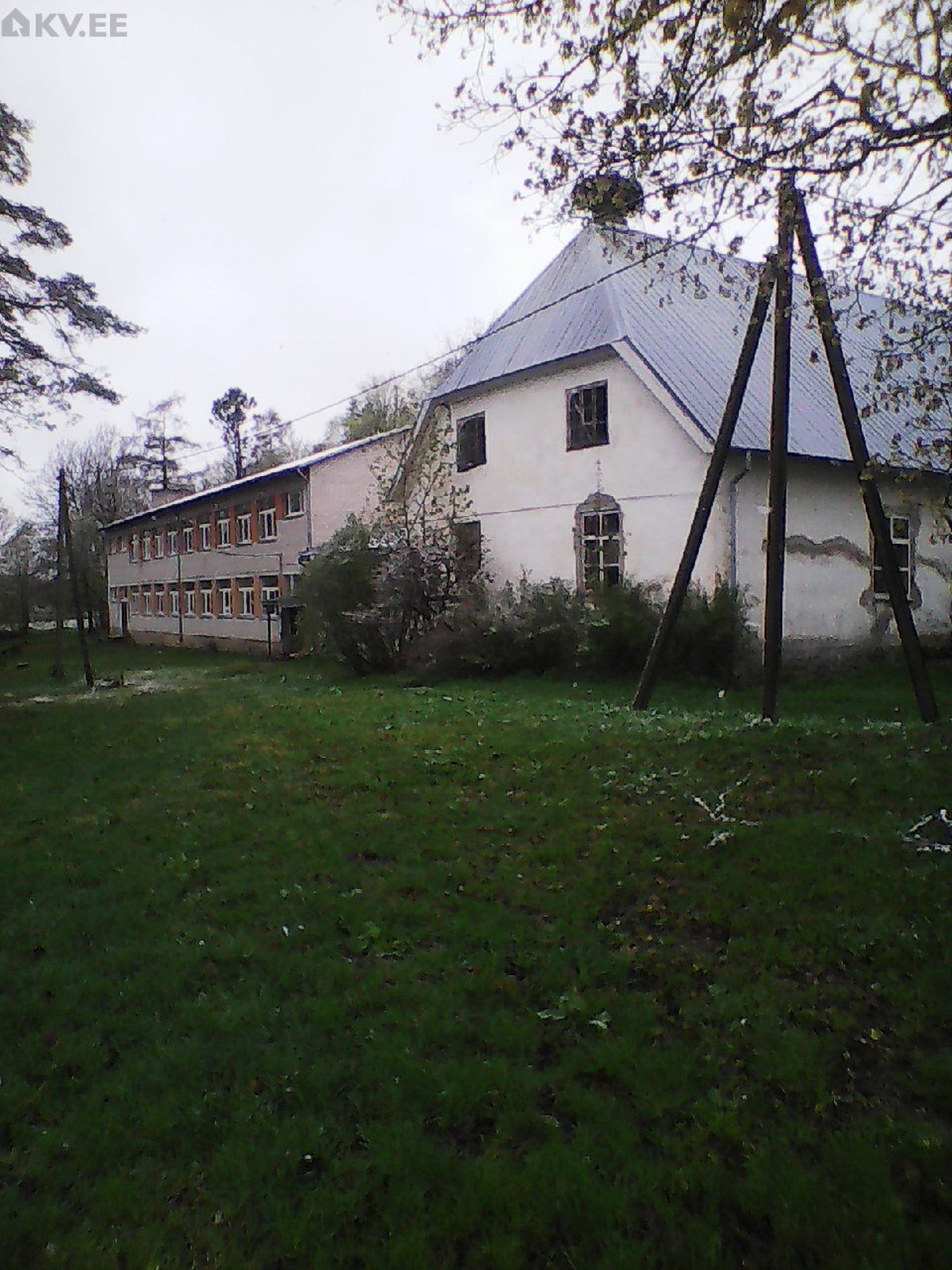 18. sajandil ehitatud Järva-Peetri koguduse pastoraadihoone ning 1966. aastal ehitatud koolimaja juurdeehitus seisavad praegu tühjana.