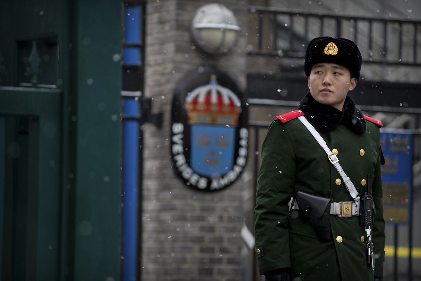 Valvur Rootsi saatkonna ees Pekingis tänavu veebruaris, kui suursaadik Anna Lindstedt tagasi kodumaale kutsuti.