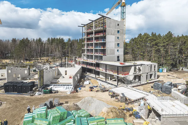 Spaahotell kerkib valdavalt kunagise Sillamäe keemiakombinaadi puhkebaasi territooriumile.