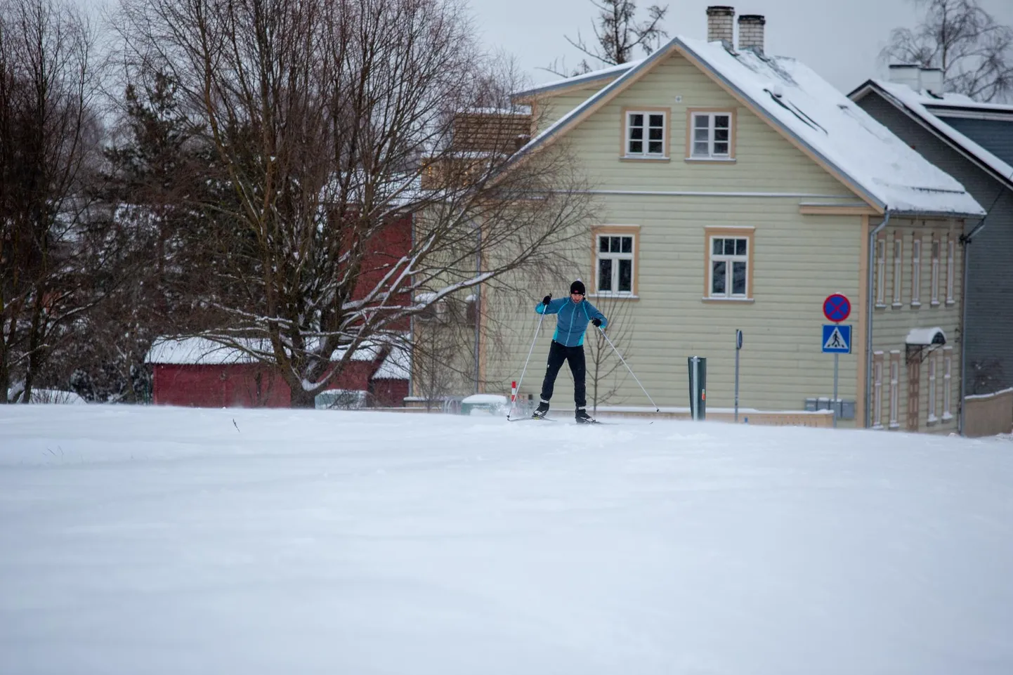 Eile keskpäeval trotsis Tähtvere spordipargis tuisku ja tuult üksainus suusataja, präast tööpäeva lõppu liiklus rajal tihenes.