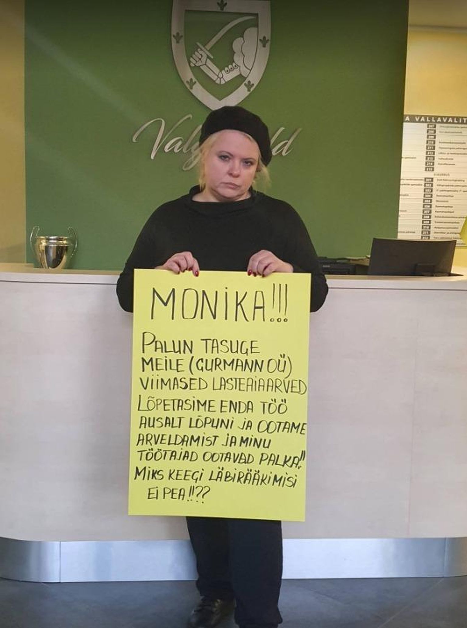 Valga lasteaedade endise toitlustusfirma Gurmann OÜ juht Svetlana Sopi käis vallamajas protestimas.
