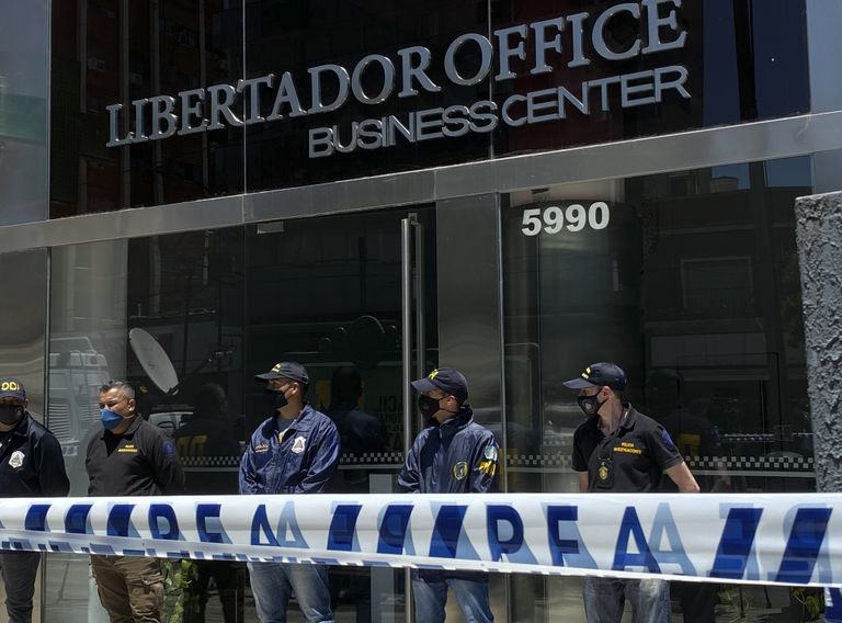 Politsei valvamas 29. novembril Buenos Aireses hoone juures, kus asub neurokirurg Leopoldo Luque kliinik, mis seoses Diego Maradona surmaga läbi otsiti.