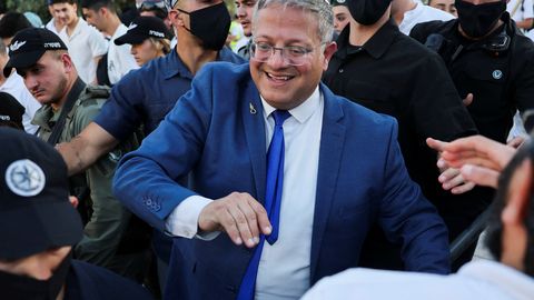 Iisraeli ministri videos sunnitakse seotud kätega aktiviste põlvitama