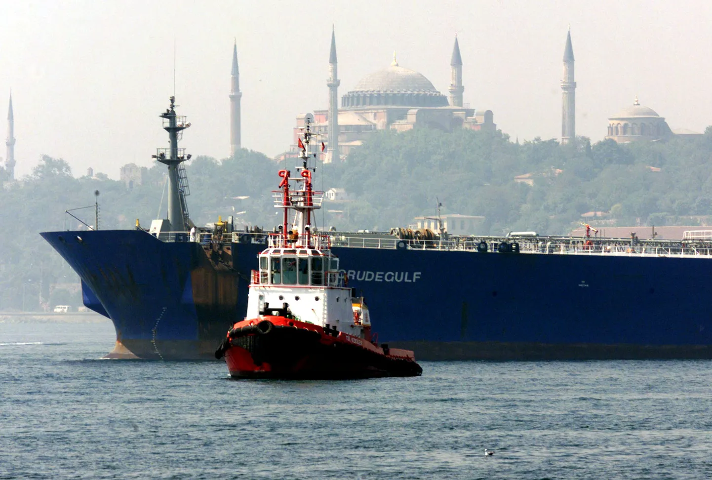 Türgi puksiir möödub Kreeka lipu all sõitvast naftatankerist Crudegulf, mis suundub Venemaalt Itaaliasse Türgi väinade kaudu, taustal ajalooline Hagia Sophia muuseum. Foto on illustratiivne.