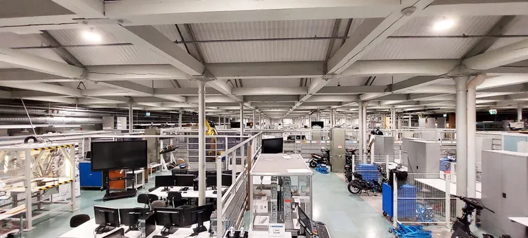 Selline näeb välja Technobothnia labor, kus keerulistes tööstustingimustes katsetati ülilairibanavigeerimist siseruumides mõnesentimeetrise täpsusega.