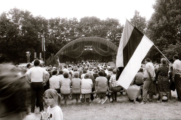 ENNE JA NÜÜD: 1988. aasta sõrulaste kokkutuleku pildilt on hästi näha Pagila laululava suurejoonelisus, tänaseks on sellest jäänud vaid vare.