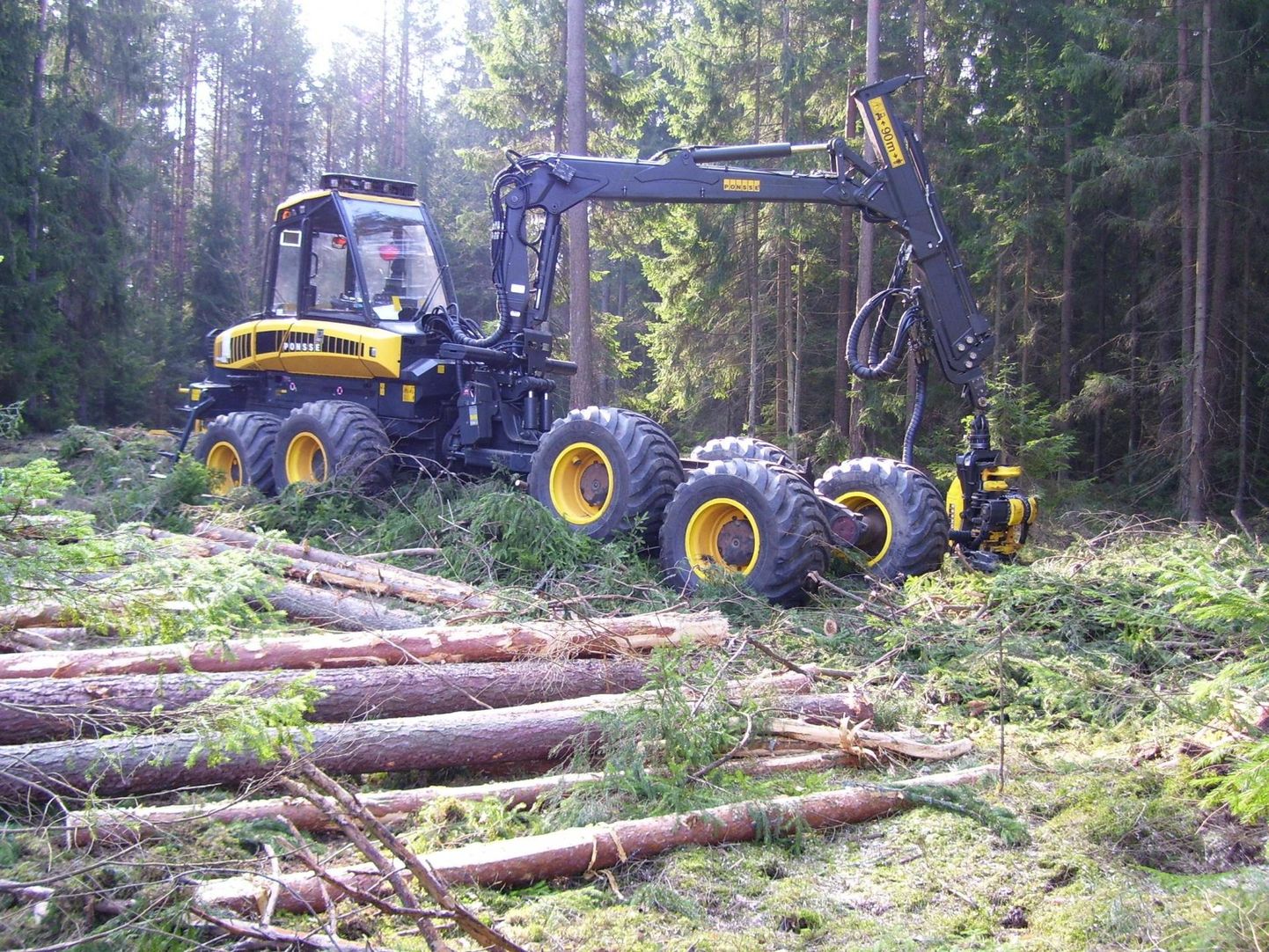 Soome perefirmas valmivad Ponsse Buffalo Duali mudelid on ehitatud nii, et soovi korral saab metsalangetustraktori muuta kiiresti väljavedajaks ja vastupidi. Selline lahendus sobib kasutajale, kelle raiekogus pole kuigi suur.
