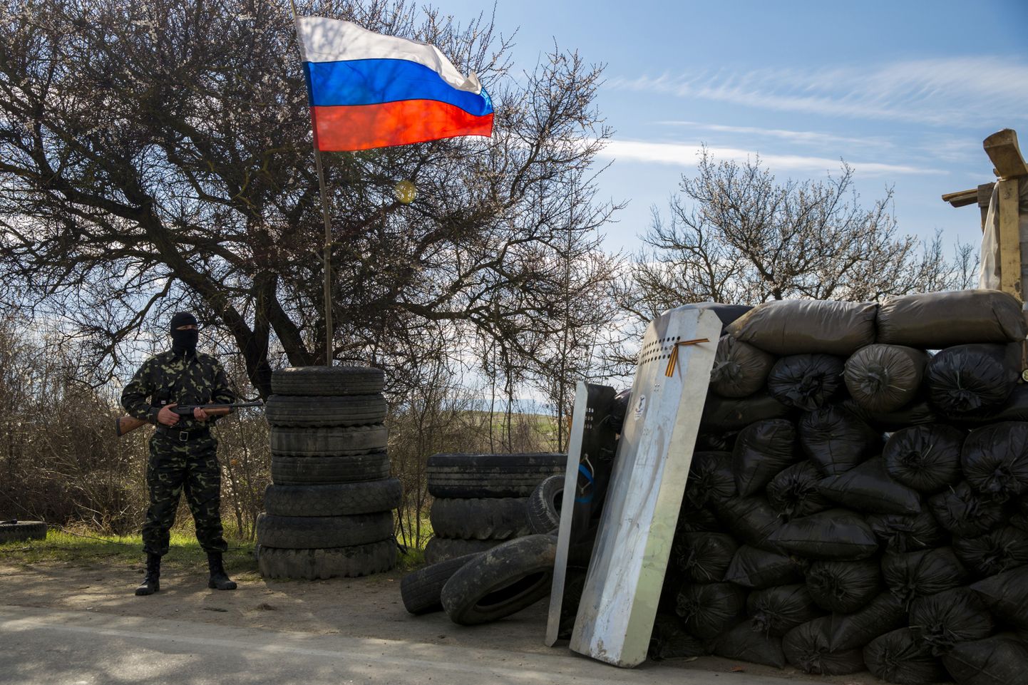 Ukraina okupeeritud alade vabatahtlike üksused turvamas Krimmi poolsaare lähistel asuvat kontrollpunkti.